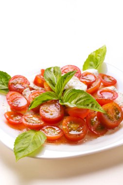 Beyaz masada Caprese salatası