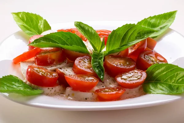 Caprese-Salat auf weißem Tisch — Stockfoto
