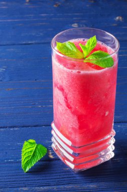 Ice cube ve nane ile karpuz güler yüzlü