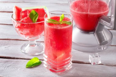 Ice cube ve nane ile karpuz güler yüzlü