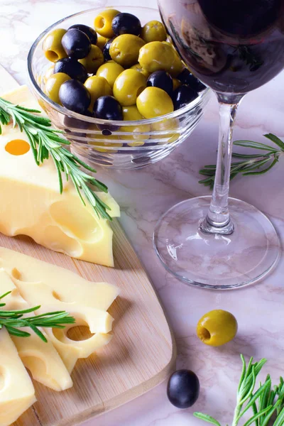 Yeşil ve Siyah Zeytin ve kırmızı şarap ile peynir
