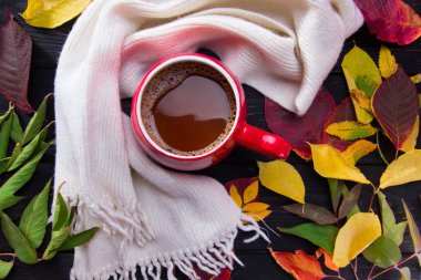 Kırmızı fincan kahve koyu ahşap tablo.