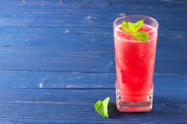 Ice cube ve nane ile karpuz güler yüzlü