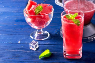 Ice cube ve nane ile karpuz güler yüzlü