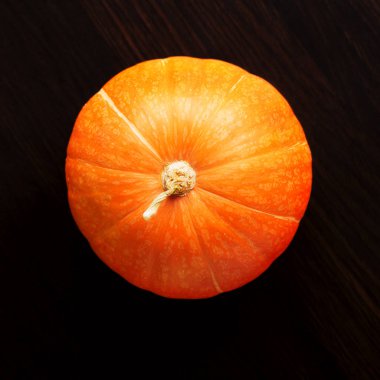 Ahşap zemin üzerinde balkabağı