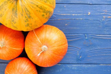 Ahşap zemin üzerinde balkabağı