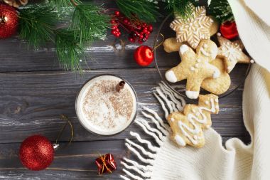 Bardak eggnog ahşap arka plan üzerinde