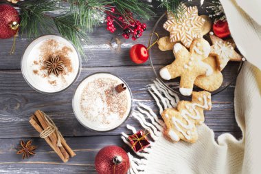 Bardak eggnog ahşap arka plan üzerinde