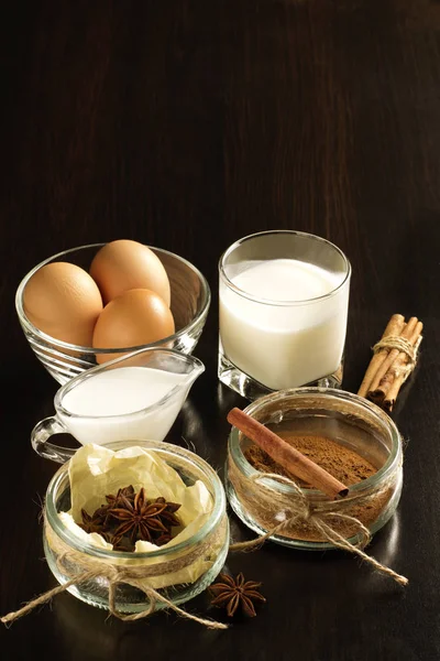 Ahşap masa üzerinde yumurta likörü