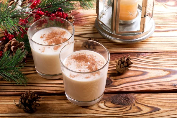 Bardak eggnog ahşap arka plan üzerinde