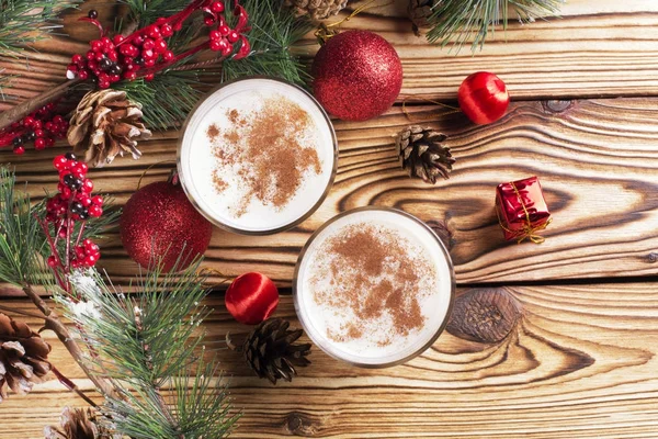 Bardak eggnog ahşap arka plan üzerinde