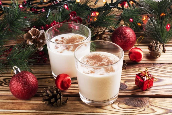 Bardak eggnog ahşap arka plan üzerinde