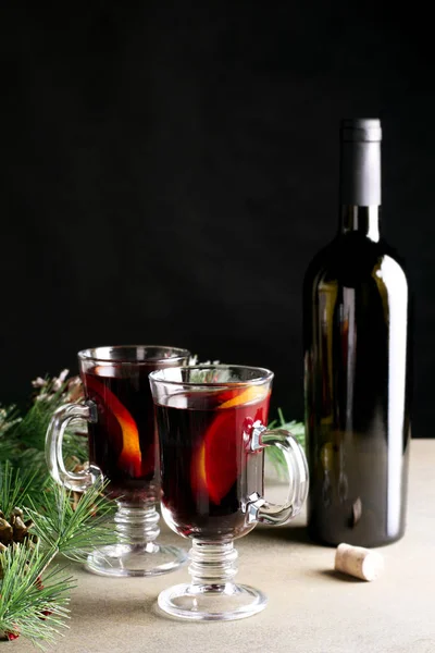 Glühwein auf Schwarz — Stockfoto