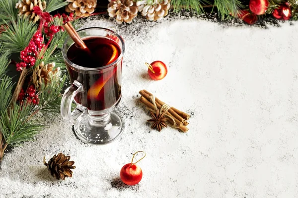 Glühwein auf Schnee — Stockfoto