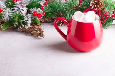 Kırmızı kupa ile marshmellows