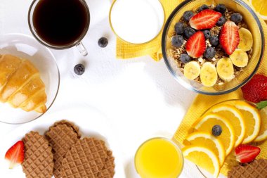 Lezzetli kahvaltı masasında