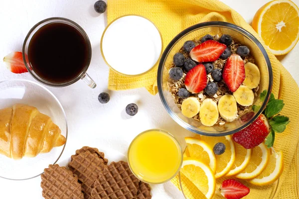 Leckeres Frühstück auf dem Tisch — Stockfoto