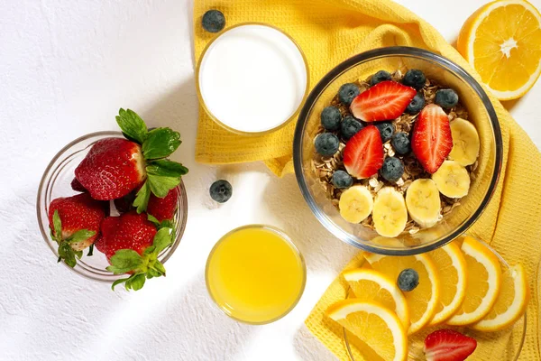 Lezzetli kahvaltı masasında