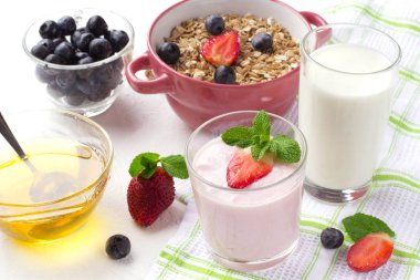 Lezzetli kahvaltı masasında