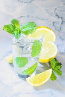 Limon suyu taze limon ile