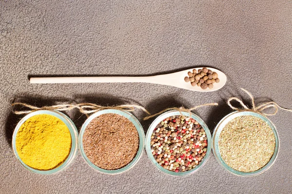 Olika kryddor i en skål på grå bakgrund — Stockfoto