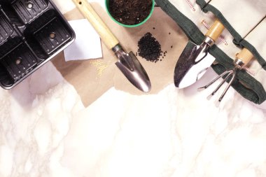 Bahçecilik aletleri mermer zemin üzerine.