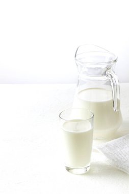 bir sürahi ve bardak süt