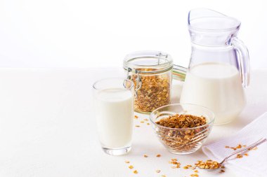 bir sürahi ve bardak süt