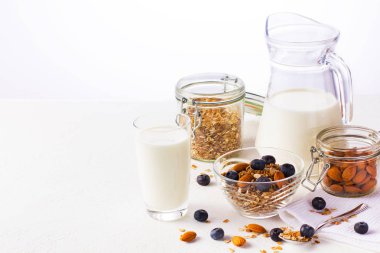 bir sürahi ve bardak süt