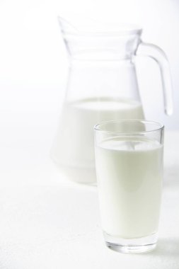 bir sürahi ve bardak süt