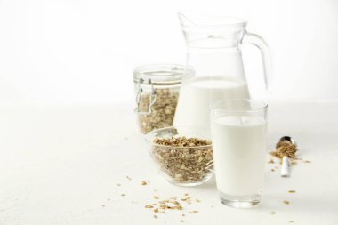 bir sürahi ve bardak süt