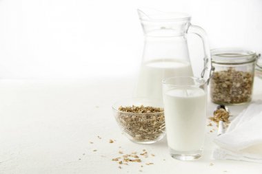 bir sürahi ve bardak süt