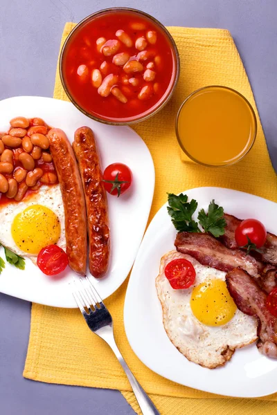 Сніданок зі смаженими яйцями — стокове фото