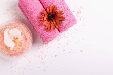 Beyaz arka planda pembe spa dürtüleri. Uzayı kopyala, düz yat