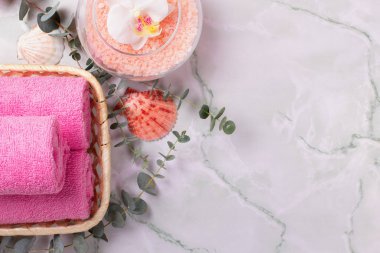 Mermer arka planda spa teşvikleri. Uzayı kopyala, düz yat