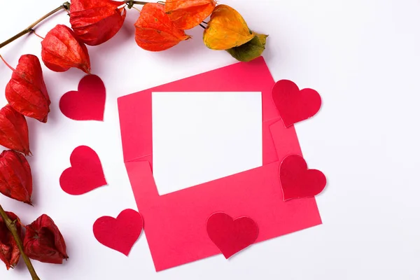 Красный конверт на белом фоне с червями. День Святого Валентина. Копирование пространства, макет — стоковое фото