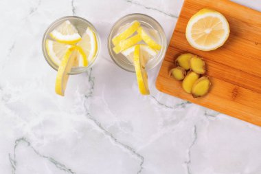 Mermer masada bir bardak zencefilli su. Detoks içeceği. Üst görünüm.