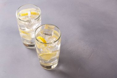 Gri masada bir bardak zencefilli su. Detoks içeceği.