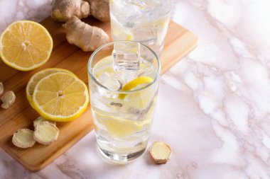 Mermer masada bir bardak zencefilli su. Detoks içeceği.