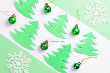 Noel ağacı el yapımı. Düz, üst görünüm, beyaz arkaplan. Yeni yıl kavramı. 