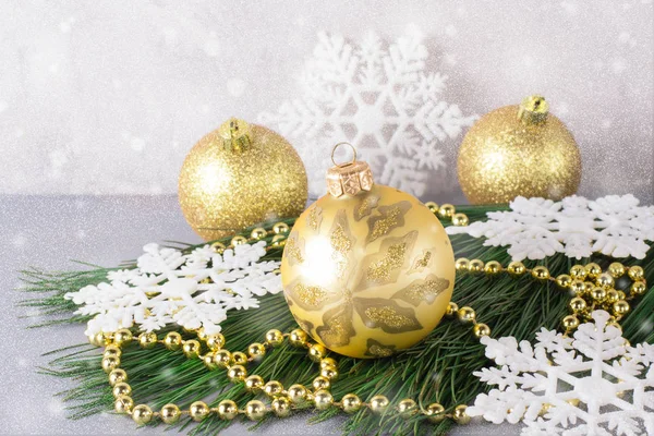 Cartão de Natal. Ramo de árvore de abeto com brinquedos de Natal e neve . — Fotografia de Stock