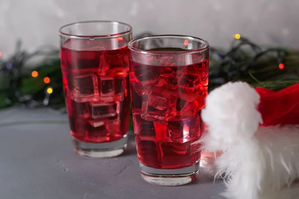 Склянка манго-дракони відновлюють напій на столі з кубиками льоду. Копіювати простір . — стокове фото