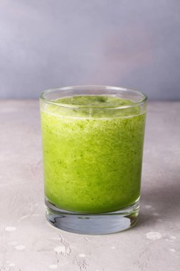 Bir bardak taze salatalık suyu. Detoks suyu. Sağlıklı içecek.. 