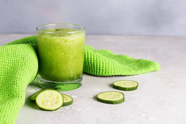 Copo de suco de pepino fresco. Desintoxicação da água. Bebida saudável . — Fotografia de Stock