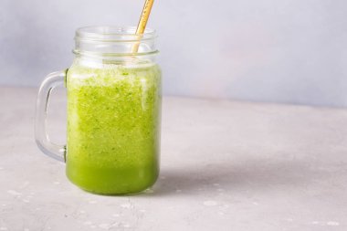 Bir bardak taze salatalık suyu. Detoks suyu. Sağlıklı içecek.. 