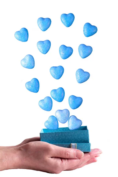 Дівчинка тримає сувенірну коробку з блакитними серцями. Валентинів день. — стокове фото