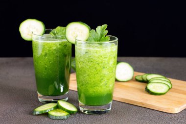 Bir bardak taze salatalık suyu. Yeşil smoothie. Detoks suyu. Sağlıklı içecek.. 