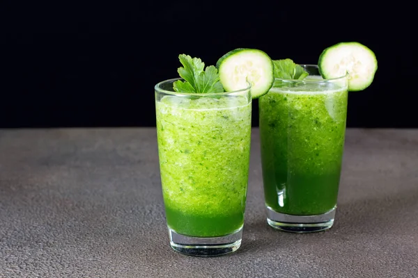 Стакан свежего огуречного сока. Зеленый смузи. Детоксикация воды. Здоровый напиток . — стоковое фото