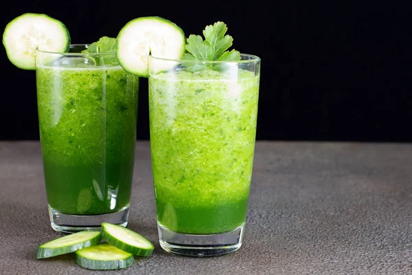 Стакан свежего огуречного сока. Зеленый смузи. Детоксикация воды. Здоровый напиток . — стоковое фото