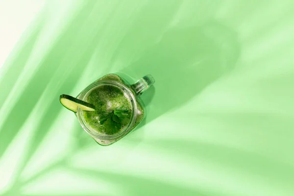Un bicchiere di succo di cetriolo fresco. Frullato verde. Acqua disintossicante. Bevanda sana . — Foto Stock